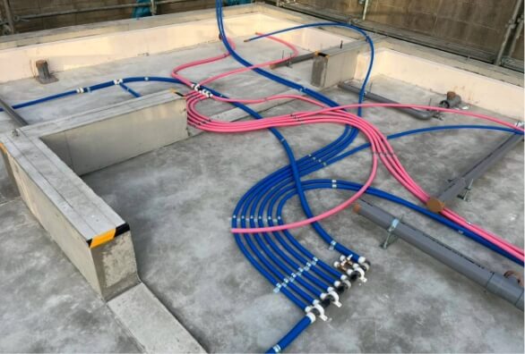 床下給水給湯配管写真